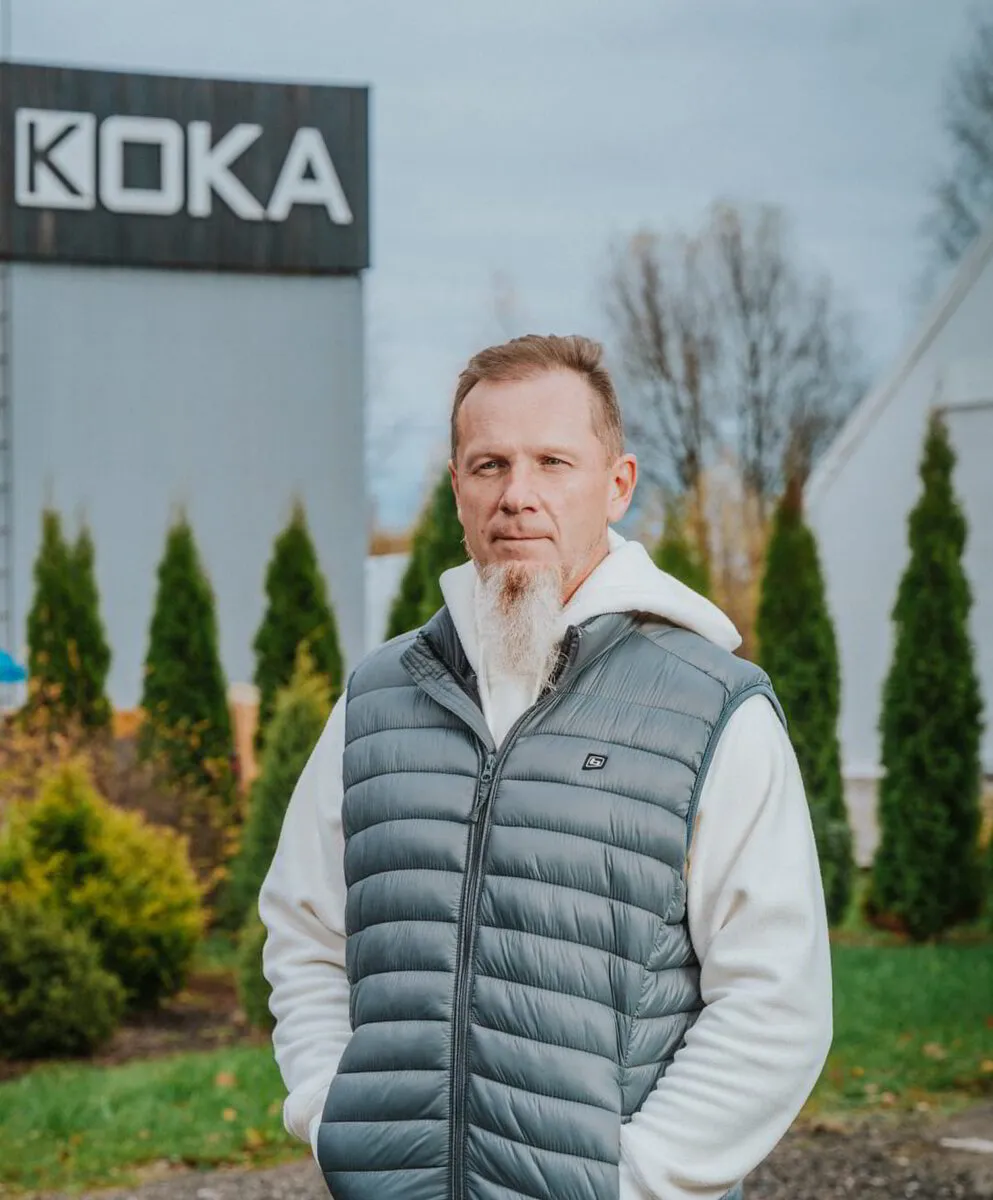 Normunds Guļevskis, uzņēmuma īpašnieks, pie koka moduļa