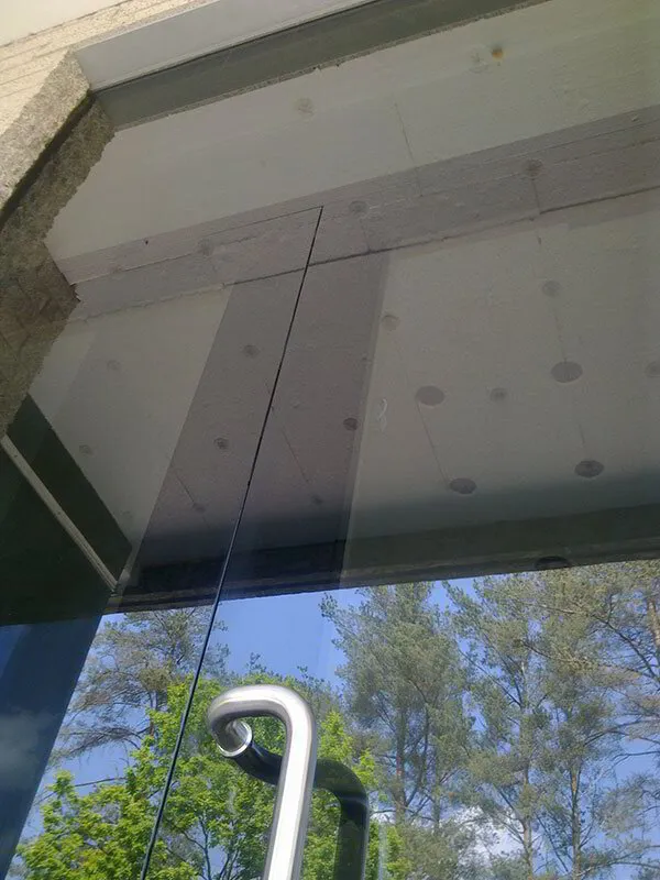 Augstas stikla durvis ar slaidu profilu