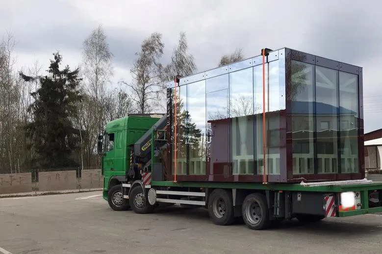 Koka karkasa moduļa piegāde ar kravas auto