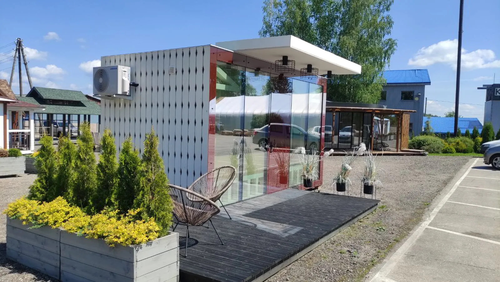 Moduļu māja ar koka apdari un plašu stiklojumu
