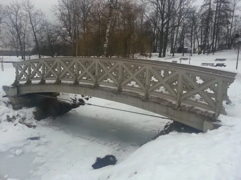 Nestandarta koka detaļa iestrādāta ēkas nesošajā karkasā