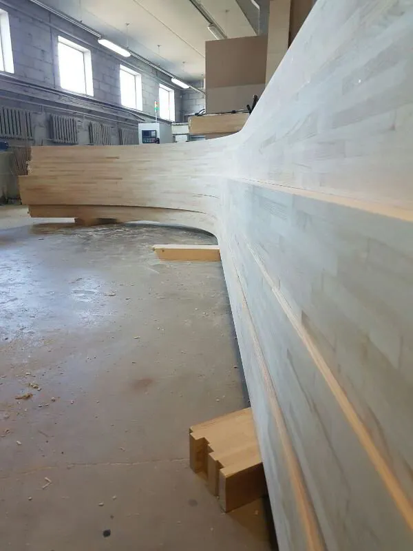 Liekta koka konstrukcija ar CNC frēzētiem elementiem