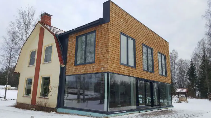 Stikla fasāde privātmājai ar koka apdari